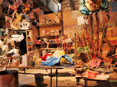Ma il colosso non � l'unica attrazione dell'hangar: siamo infatti accerchiati da un�impressionante mole di attrezzi e materiali dai colori accesissimi